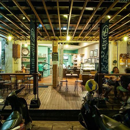 Nau Here Hostel Kuta  Ngoại thất bức ảnh