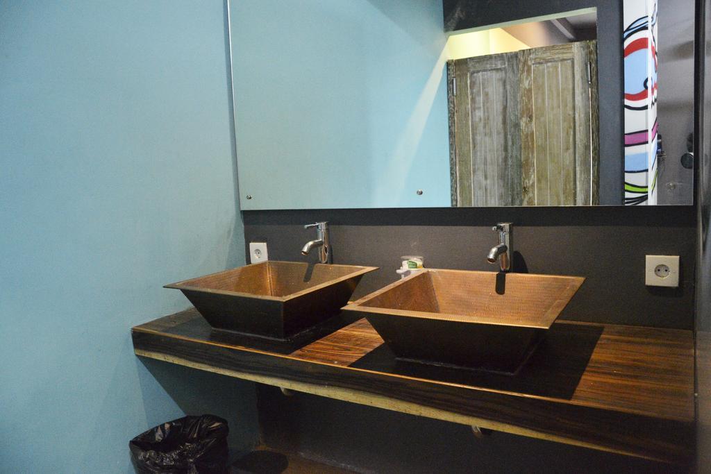 Nau Here Hostel Kuta  Phòng bức ảnh