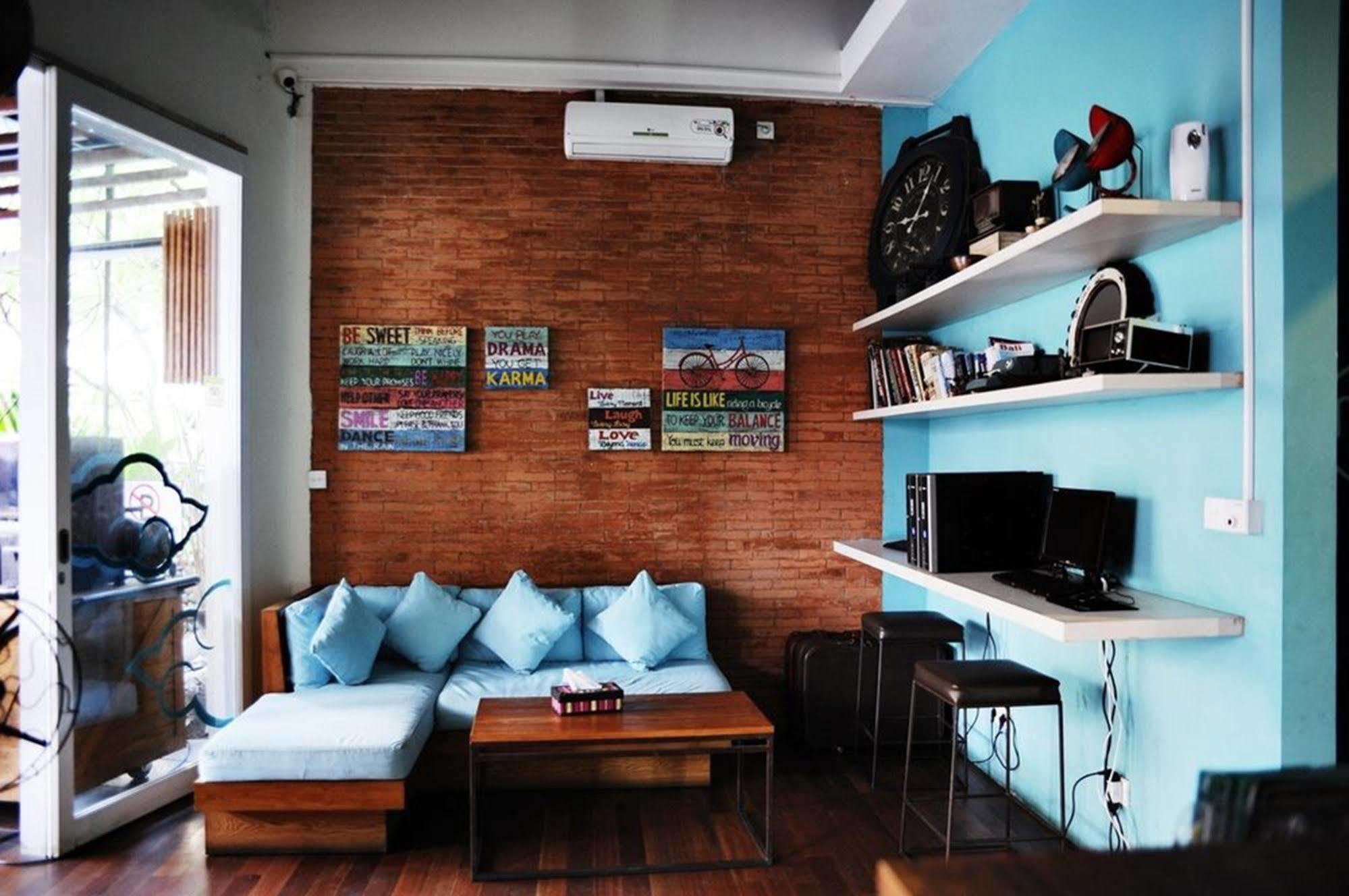 Nau Here Hostel Kuta  Ngoại thất bức ảnh