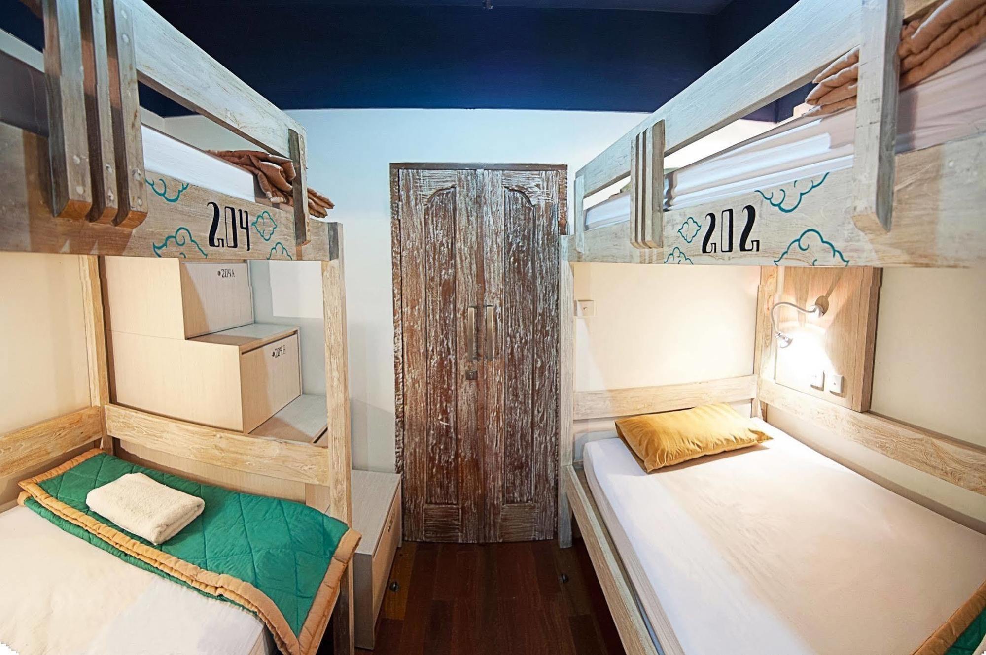 Nau Here Hostel Kuta  Ngoại thất bức ảnh