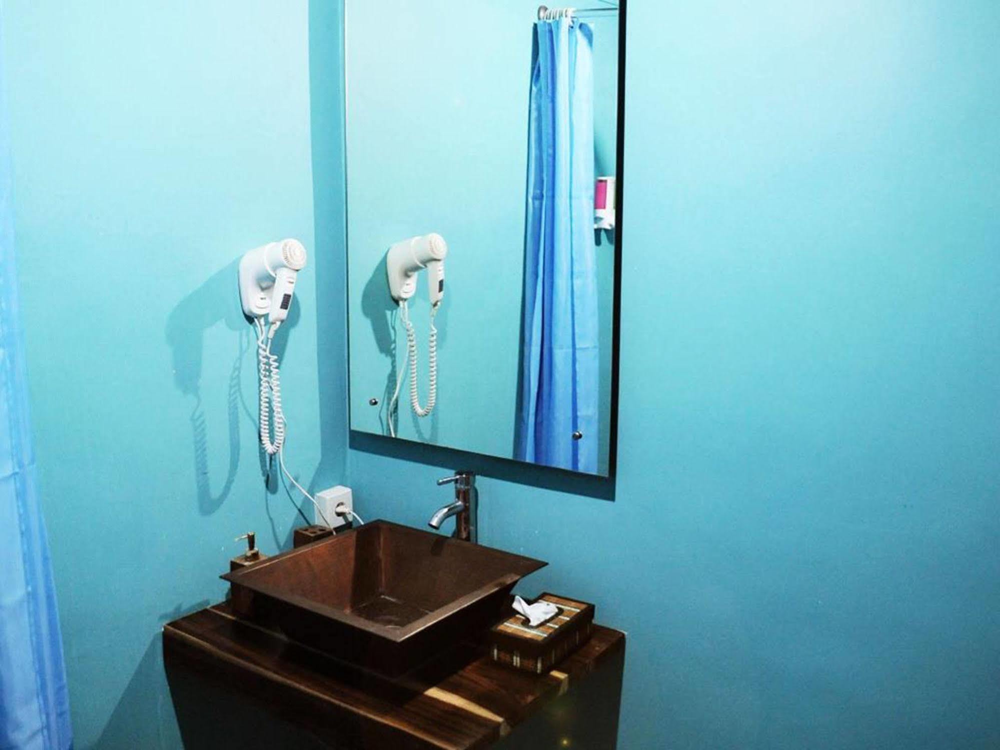 Nau Here Hostel Kuta  Ngoại thất bức ảnh