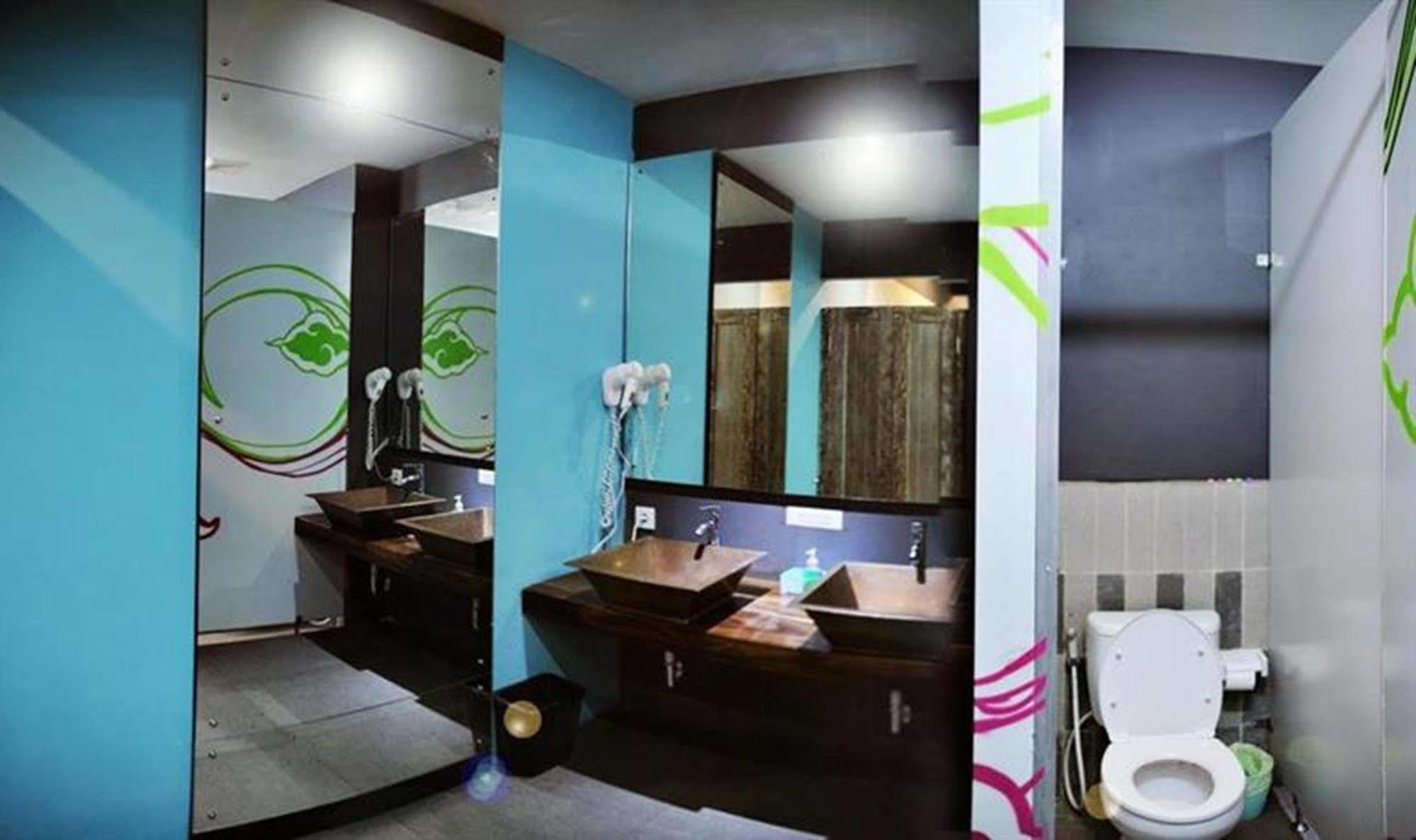 Nau Here Hostel Kuta  Ngoại thất bức ảnh