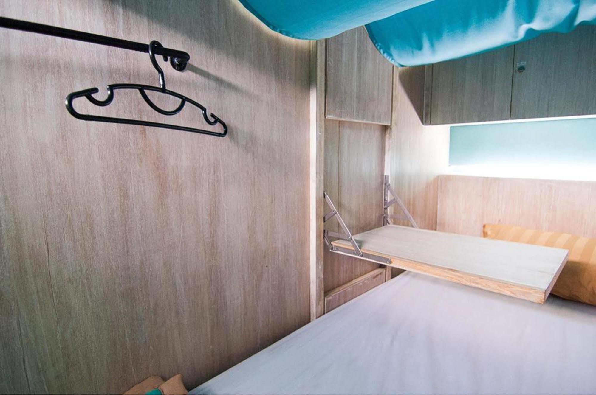 Nau Here Hostel Kuta  Ngoại thất bức ảnh