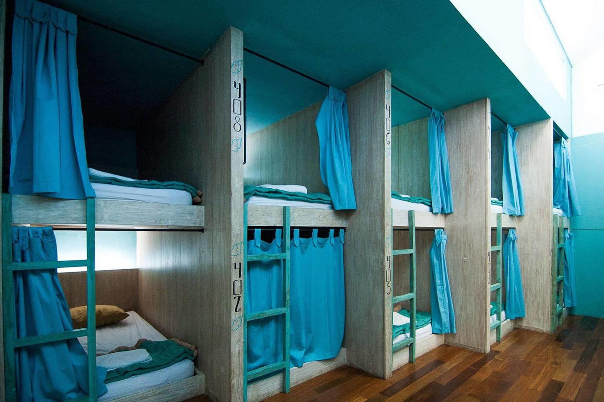 Nau Here Hostel Kuta  Ngoại thất bức ảnh