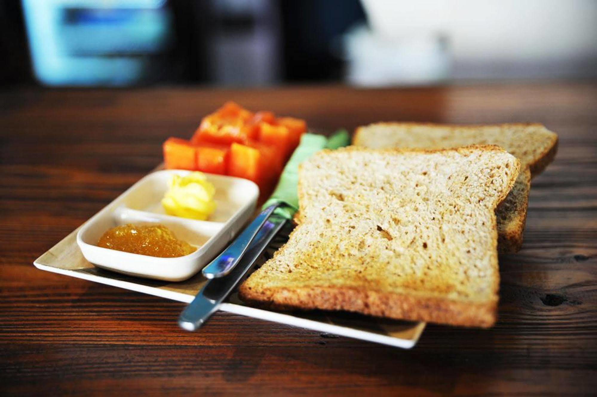 Nau Here Hostel Kuta  Ngoại thất bức ảnh