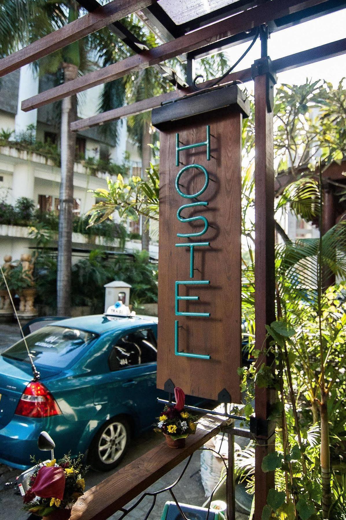 Nau Here Hostel Kuta  Ngoại thất bức ảnh