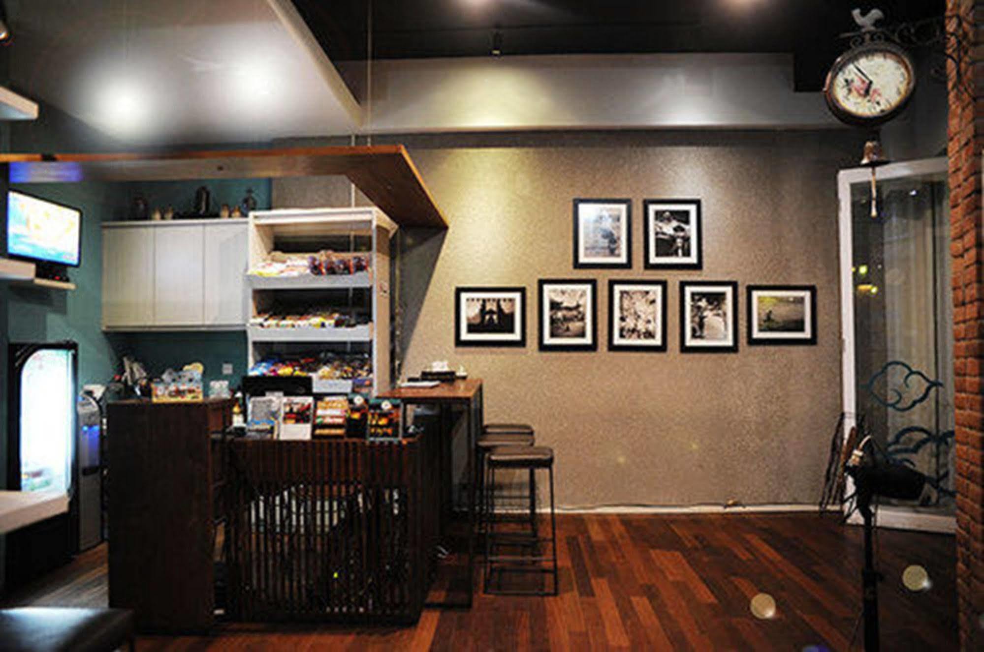 Nau Here Hostel Kuta  Ngoại thất bức ảnh